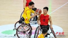 广东男子轮椅篮球夺冠 球员激动落泪